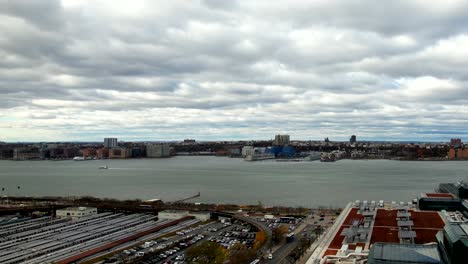 Vista-Aérea-Del-Río-Hudson-Desde-Manhattan-Con-Nueva-Jersey-En-El-Fondo,-Nueva-York,-Estados-Unidos,-Tráfico-En-La-Avenida-12