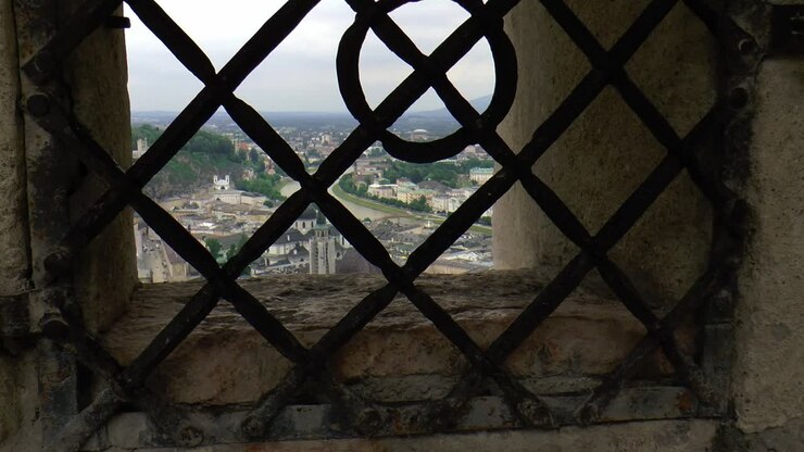 Salisburgo vista attraverso le sbarre della fortezza Hohensalzburg