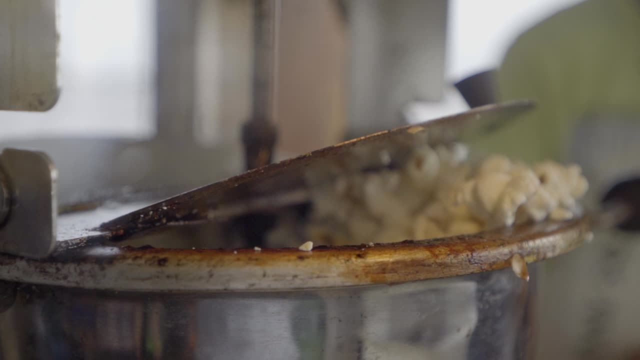 팝콘 기계가 신선하고 맛있는 옥수수 커널을 터뜨리고, 클로즈업 슬로우 모션