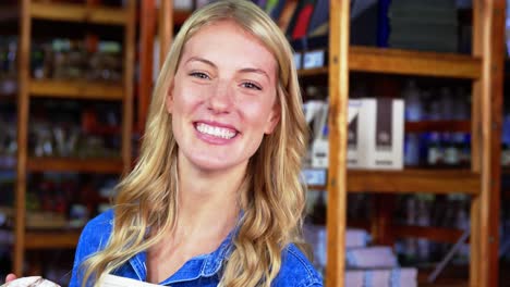 Personal-Femenino-Sonriente-Sosteniendo-Pan-En-El-Supermercado