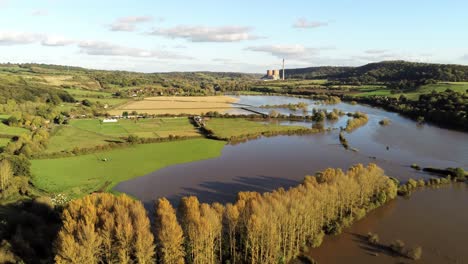 Britische-Landschaft-Nasse-überflutete-Felder---Wiesen,-Nachdem-Die-Ufer-Des-Flusses-überflutet-Wurden-Und-Die-Felder-Untergetaucht-Waren