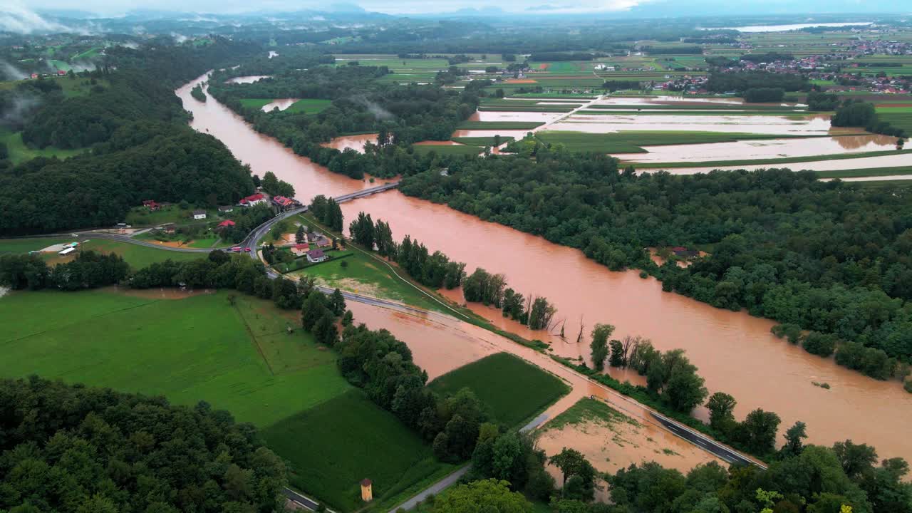 8월 슬로베니아 포드라비에의 홍수 마을의 끔찍한 4k 드론 영상
