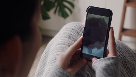 mujer joven teniendo video chat usando smartphone en casa hablando con su novio mostrando su peinado compartiendo estilo de vida disfrutando de una relación a larga distancia