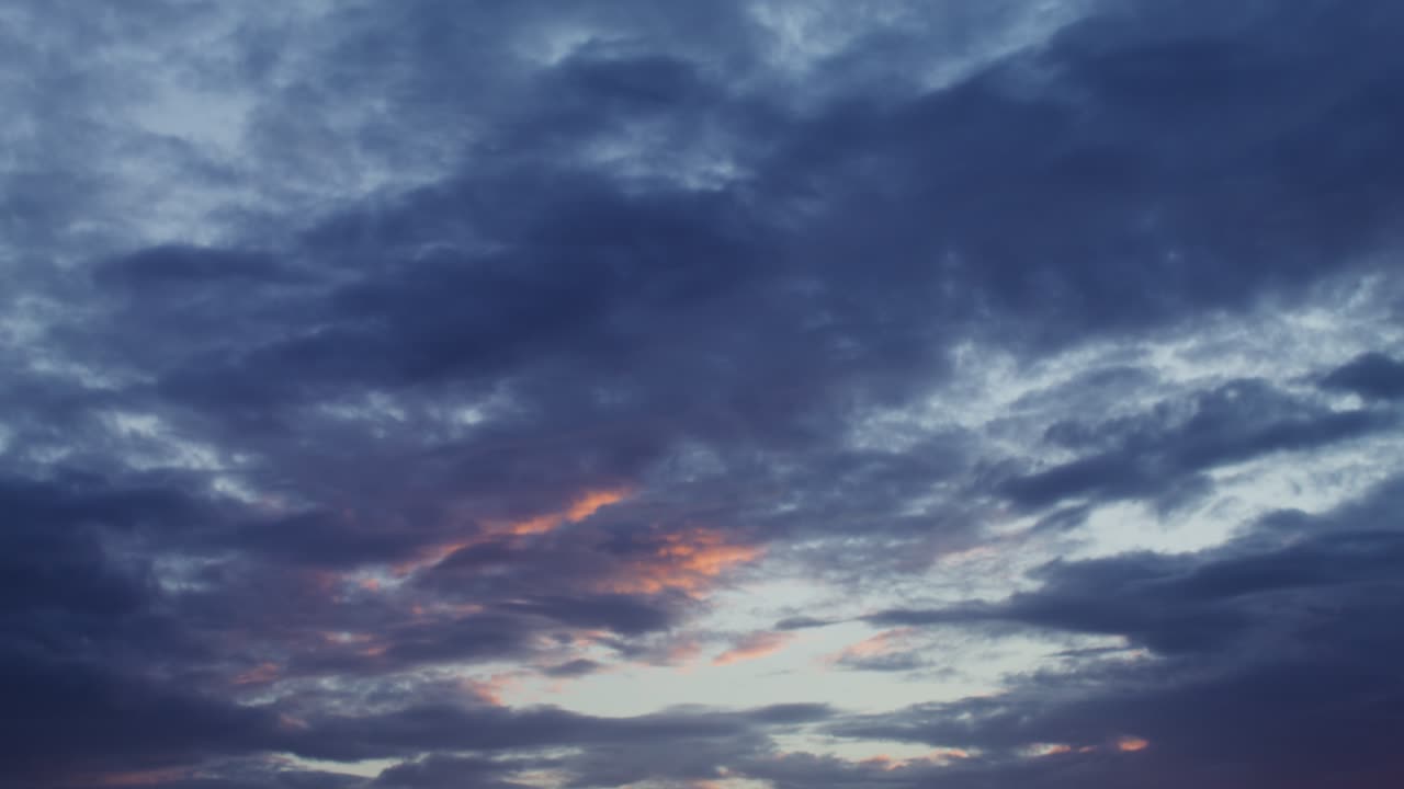 espectacular cielo al atardecer con nubes