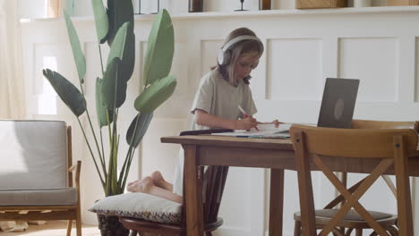 A-Creative-And-Pretty-Blonde-Girl-Draws-With-Markers-In-Front-Of-A-Laptop-Screen