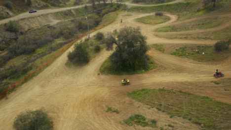 Bellas-Imágenes-Aéreas-De-4k-De-Motos-De-Cross,-Vehículos-Todo-Terreno-Y-Quads-En-Las-Montañas-Desérticas-De-California