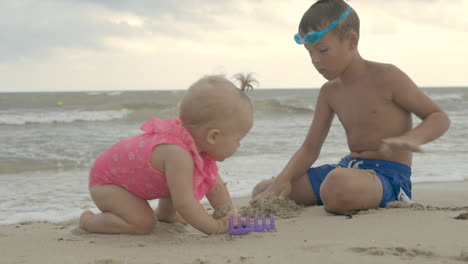 fratelli giocosi sulla spiaggia