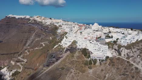 imágenes de video de drones aéreos cercanos de 4k de los acantilados de la caldera de la ciudad de santorini fira
