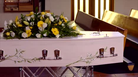 captura de pantalla de un ataúd funerario en un coche fúnebre o capilla o entierro en el cementerio