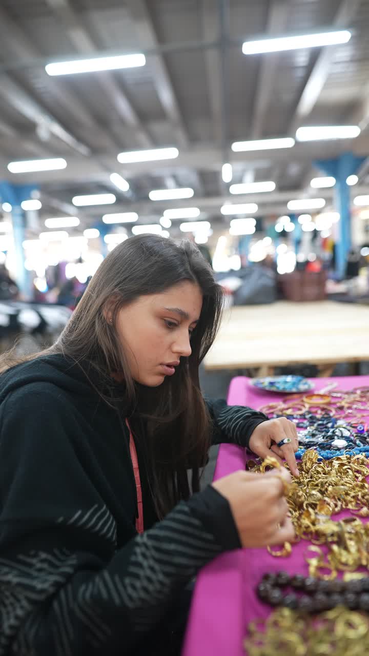 Donna che esamina gioielli al mercato
