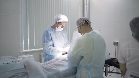 procedimiento quirúrgico en una sala de operaciones