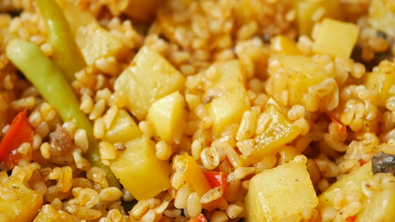 Pilaf Bulgur Turki dengan Kentang dan Paprika