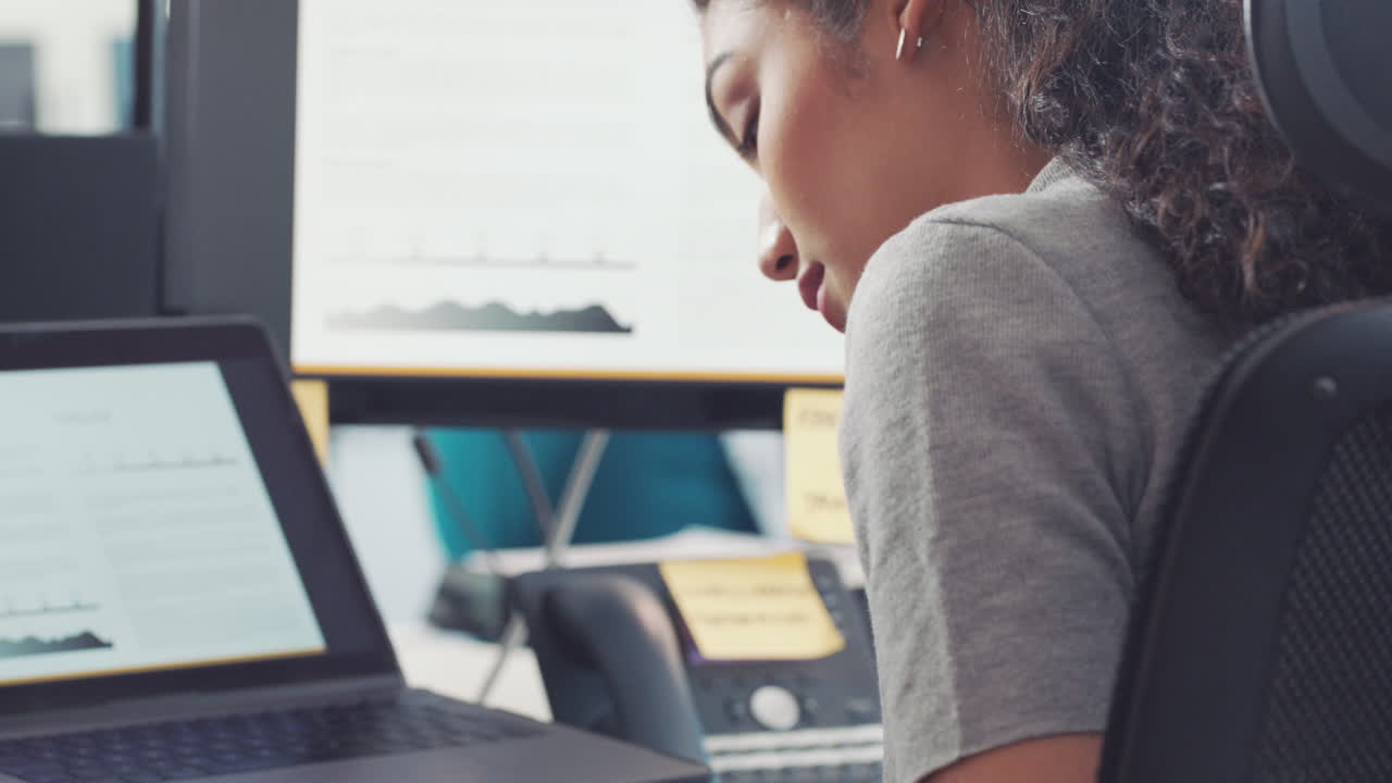 mujer, computadora y notas de escritura para documentos