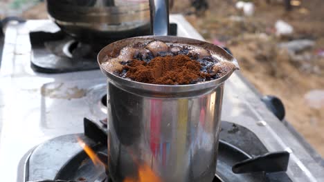 Kaffee-In-Einem-Gefäß-über-Einer-Herdflamme-Kochen