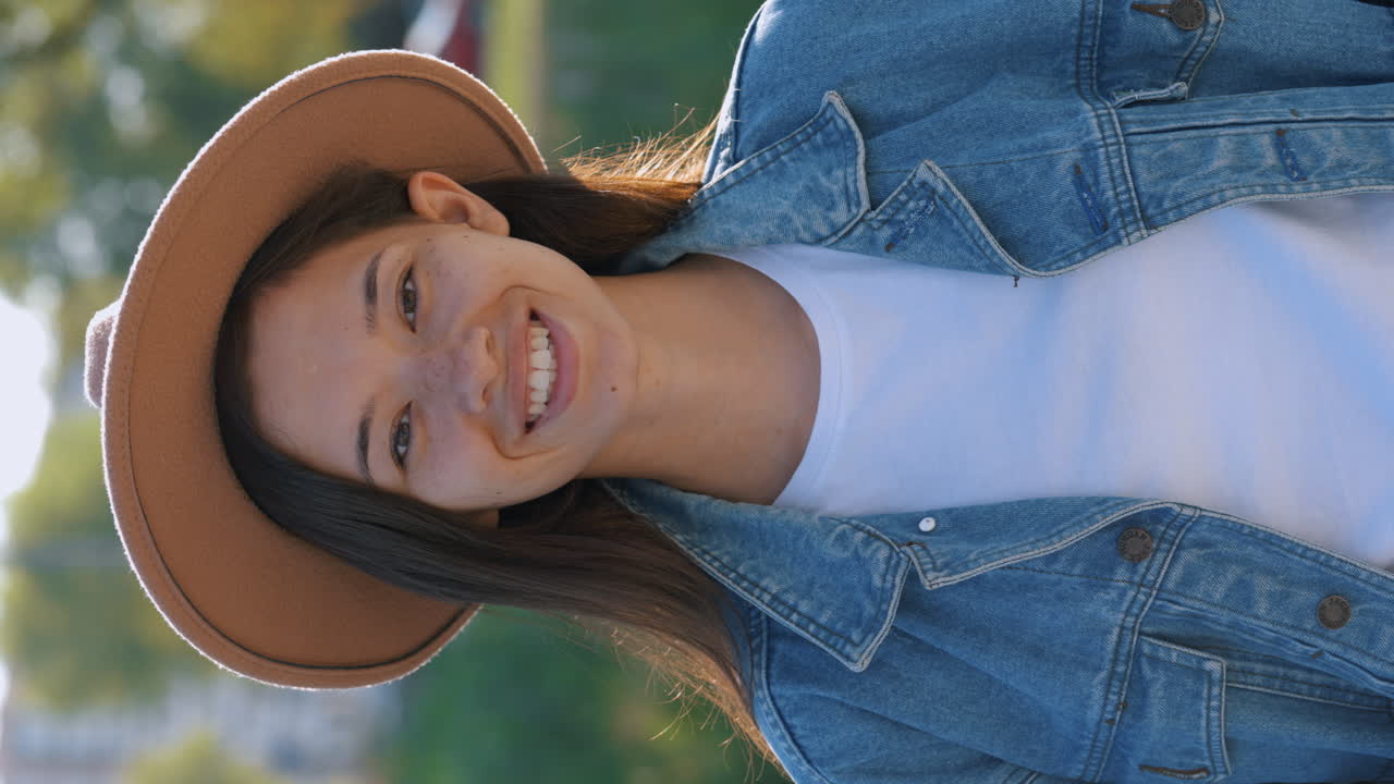 mujer joven sonriendo al aire libre