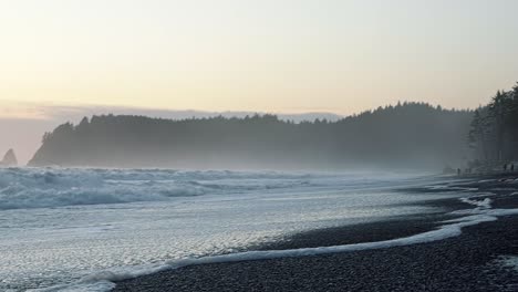 Hermosa-Foto-De-La-Costa-De-La-Famosa-Playa-De-Rubíes-Cerca-De-Las-Bifurcaciones,-Washington-Con-Pequeñas-Olas-Rompiendo-Y-Dejando-Atrás-La-Espuma-Del-Mar,-Y-Grandes-Acantilados-De-Pinos-Y-Niebla-En-Una-Cálida-Noche-De-Verano