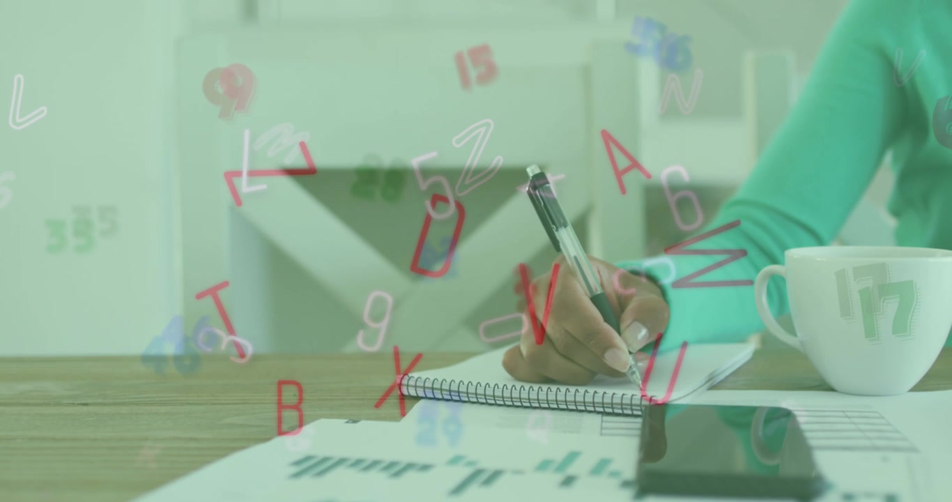 Animación de íconos sobre una empresaria usando laptop.
