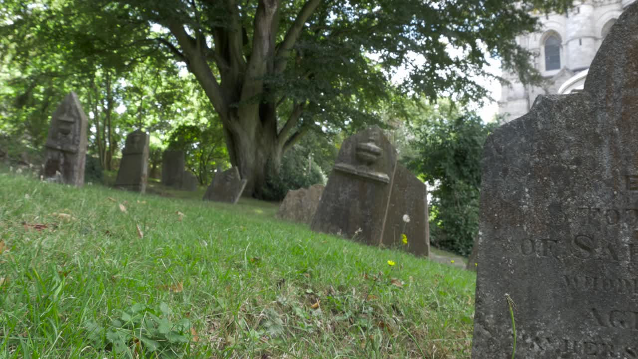 piedras funerarias en un viejo cementerio