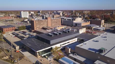 Rising-forward-aerial-shot-of-streets-and-buildings-in-Muskegon,-MI