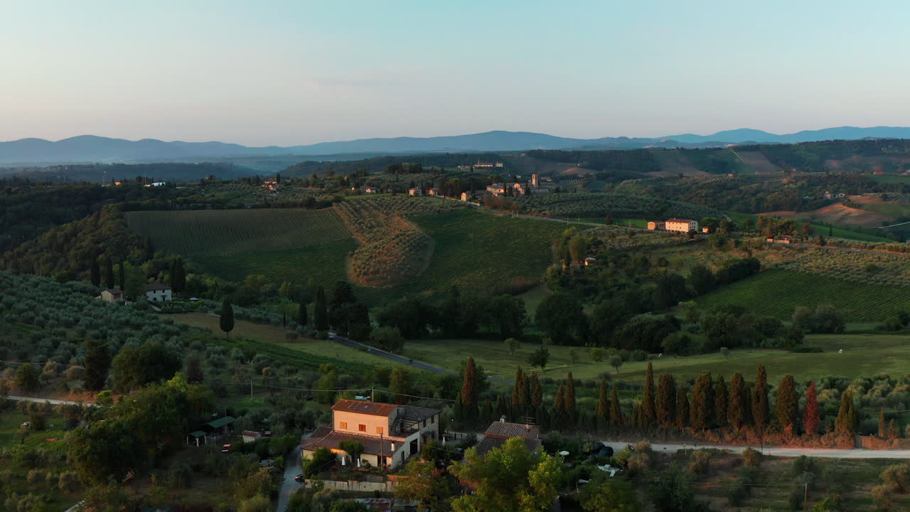 vista aérea de las verdes colinas onduladas de toscana italia al amanecer