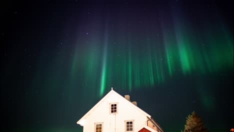 luz del norte colorida sobre una gran casa residencial en escandinavia, lofoten, noruega