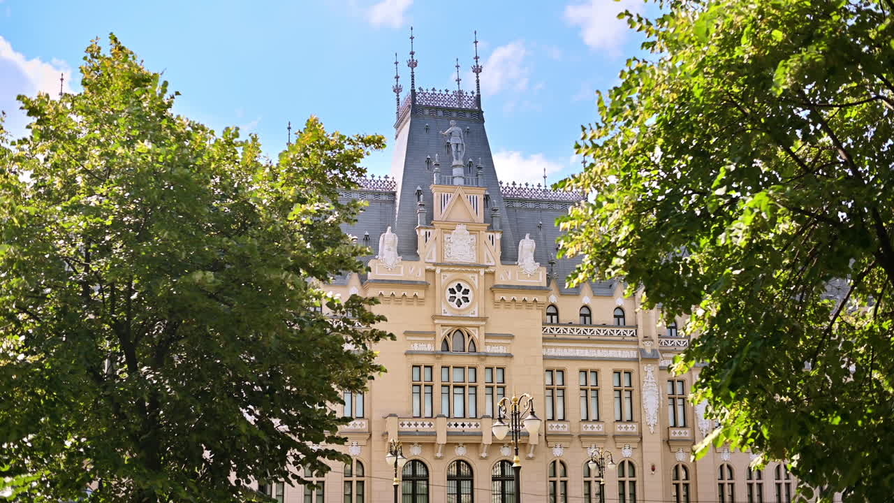 Vista del Palazzo della Cultura nel centro di Iasi, Romania. Vegetazione in primo piano