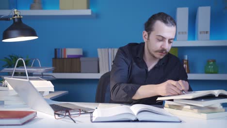joven feliz completando su trabajo y relajándose.