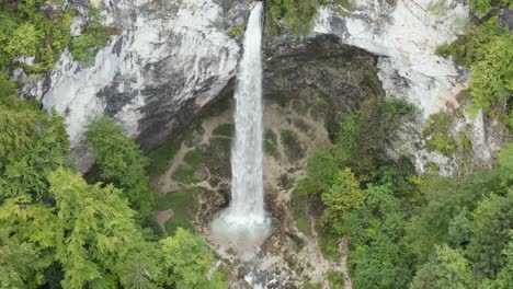 Acercándose-A-La-Cascada-Wildenstein-En-Los-Alpes-Austriacos-Del-Sur-Mirando-Hacia-La-Base,-Dolly-Aéreo-En-Tiro