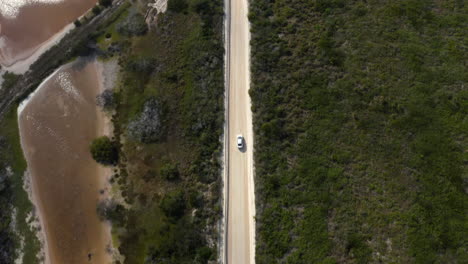 Conducción-De-Automóviles-En-La-Carretera-De-La-Costa-Arenosa-A-Lo-Largo-De-Estanques-Marinos-Turbios,-México