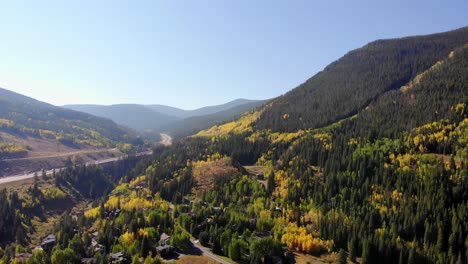 hermoso paisaje de otoño cerca de bosques alpinos montañas colinas campo carretera carretera