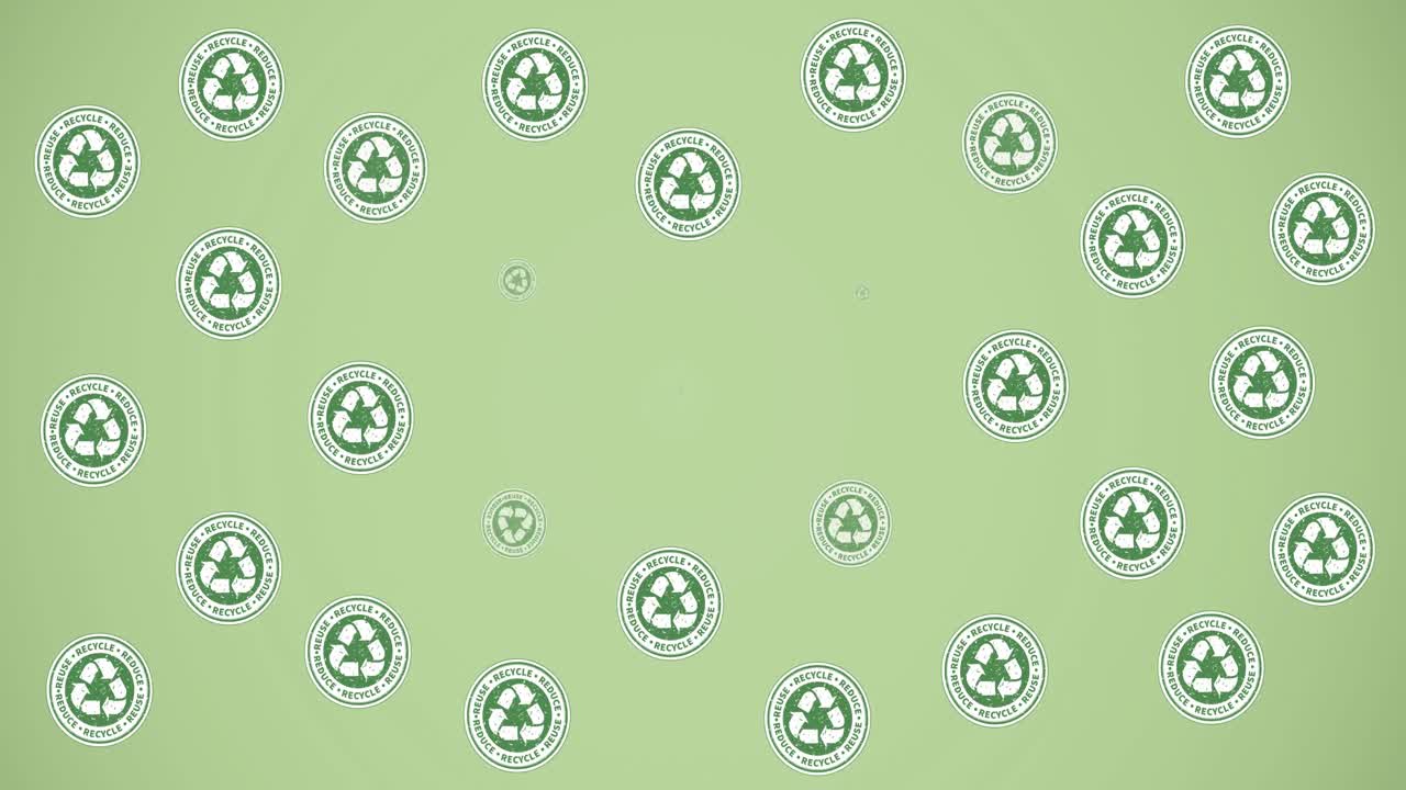 animación de múltiples textos y logotipos de reciclaje que caen, y árboles en bombillas en verde