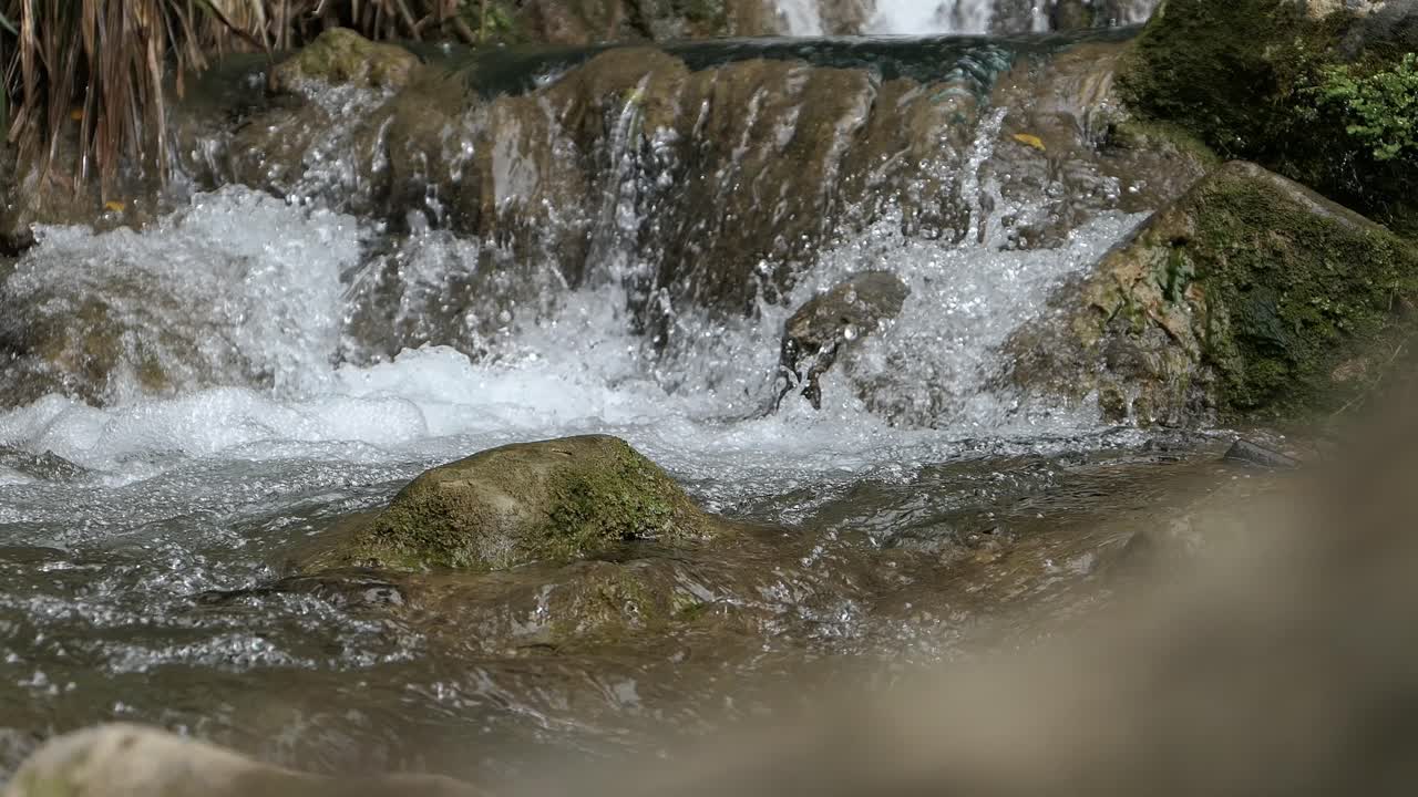 primer plano de una cascada, un arroyo que fluye, agua fresca de manantial natural
