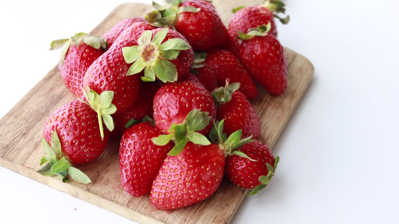 fresas de fresa en una tabla de cortar de madera