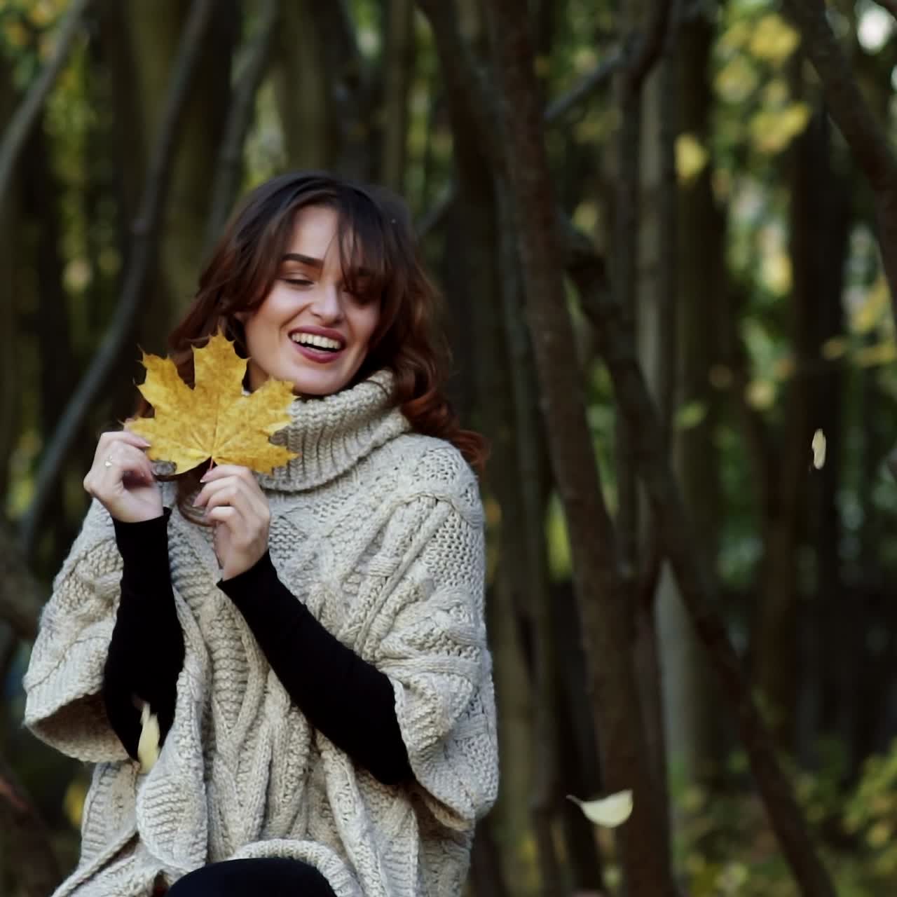 hermosa mujer soñando en el parque de otoño