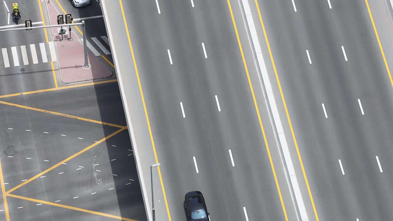 바쁜 두바이 거리에서 차량과 오토바이