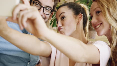 Schöne-Menschen,-Die-Selfie-Im-Café-Handy-Machen