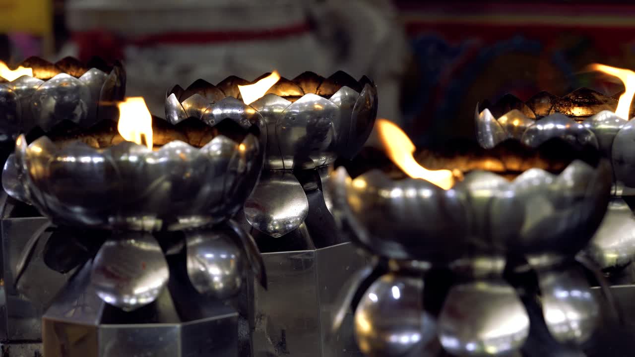 Nærbillede af flammen i kinesiske lamper i et kinesisk tempel.