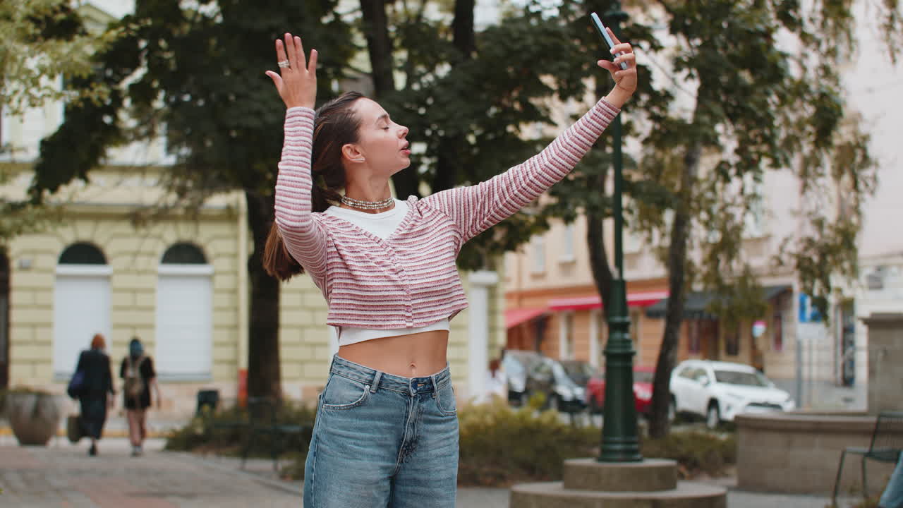 blogger mujer tomando selfie en teléfono inteligente llamada de video en línea con suscriptores grabando historias