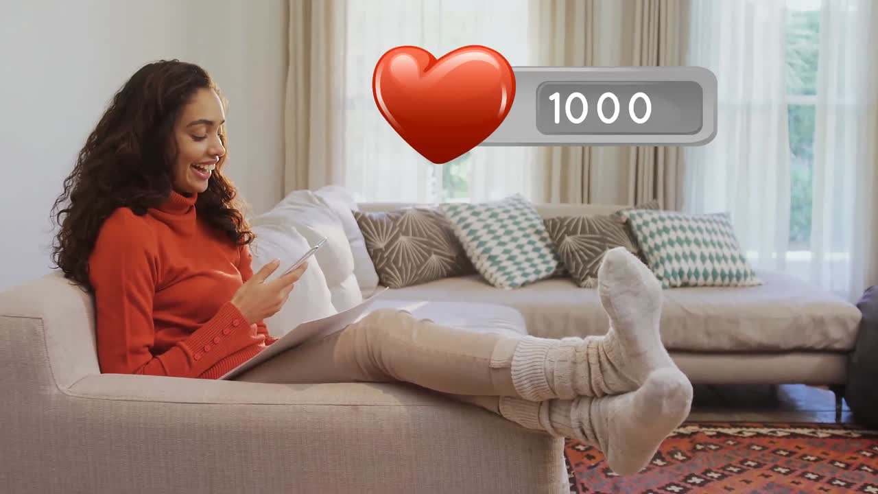 Kvinne som slapper av på en sofa mens hun surfer på telefonen sin