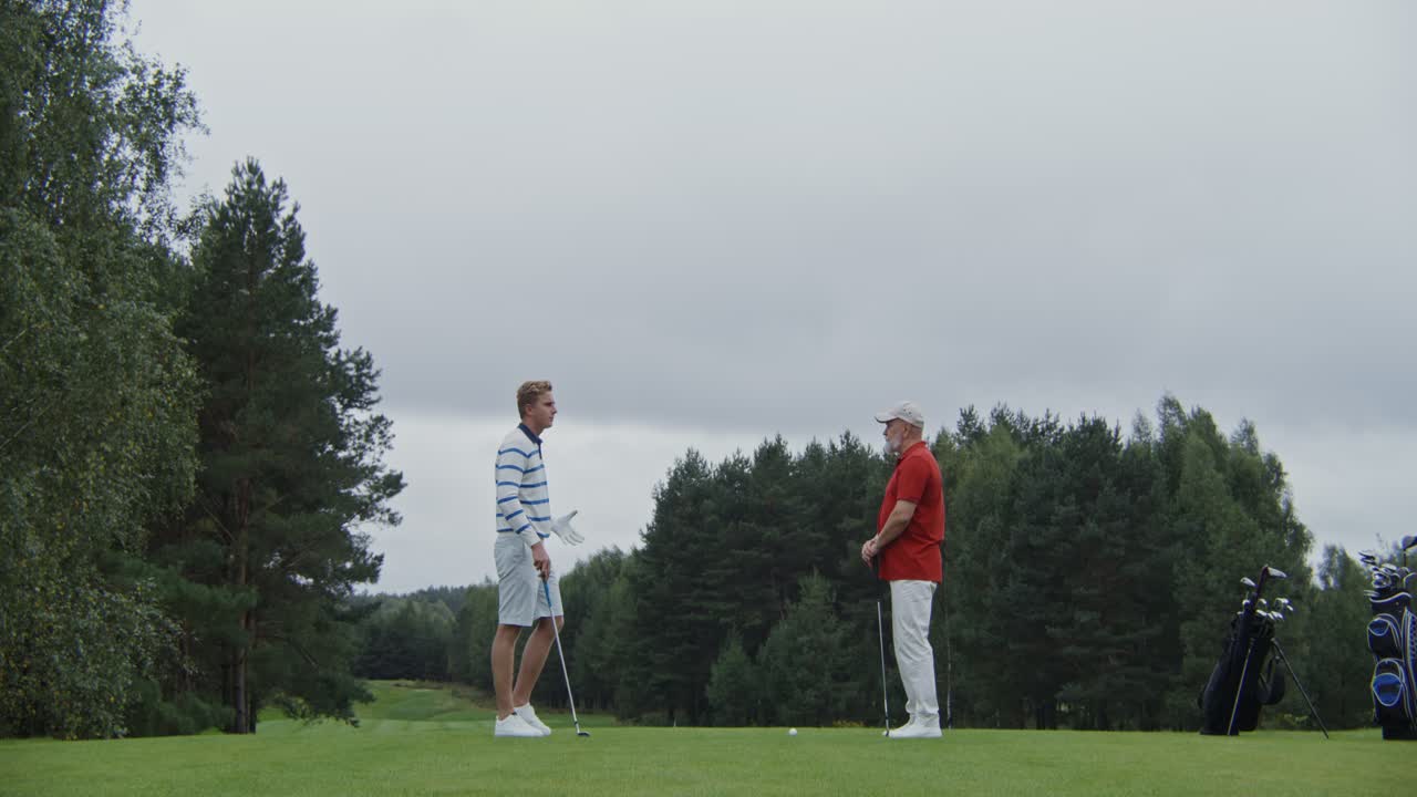 두 남자가 골프를 하고 있다