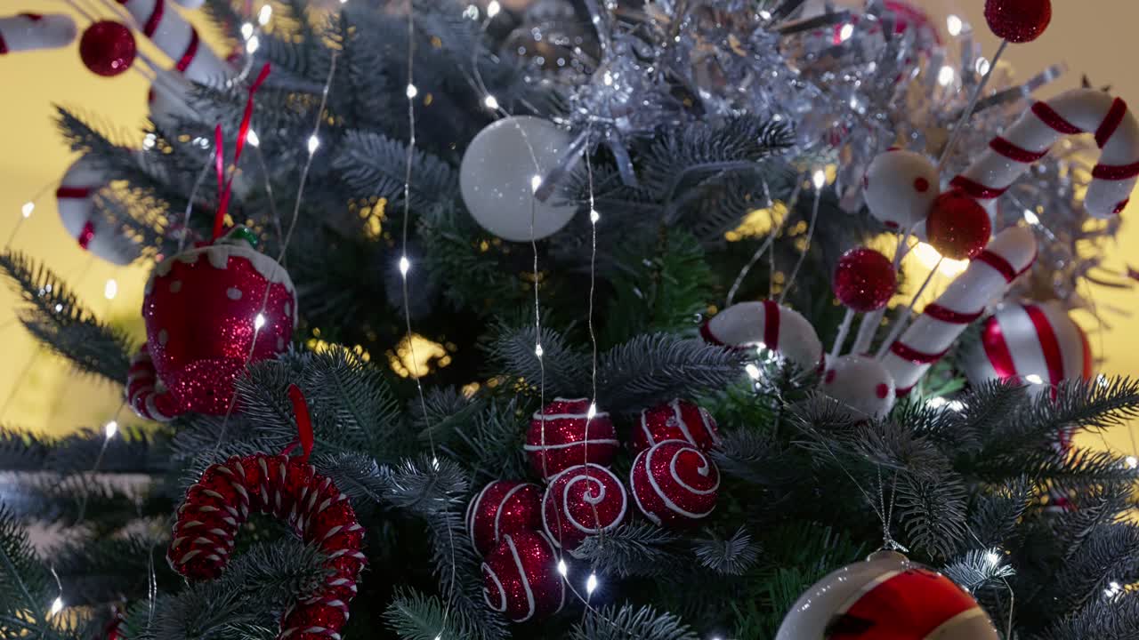 árbol de navidad con luces de hadas y adornos