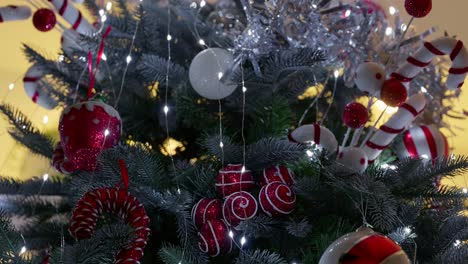 árbol-De-Navidad-Con-Luces-De-Colores-Y-Adornos