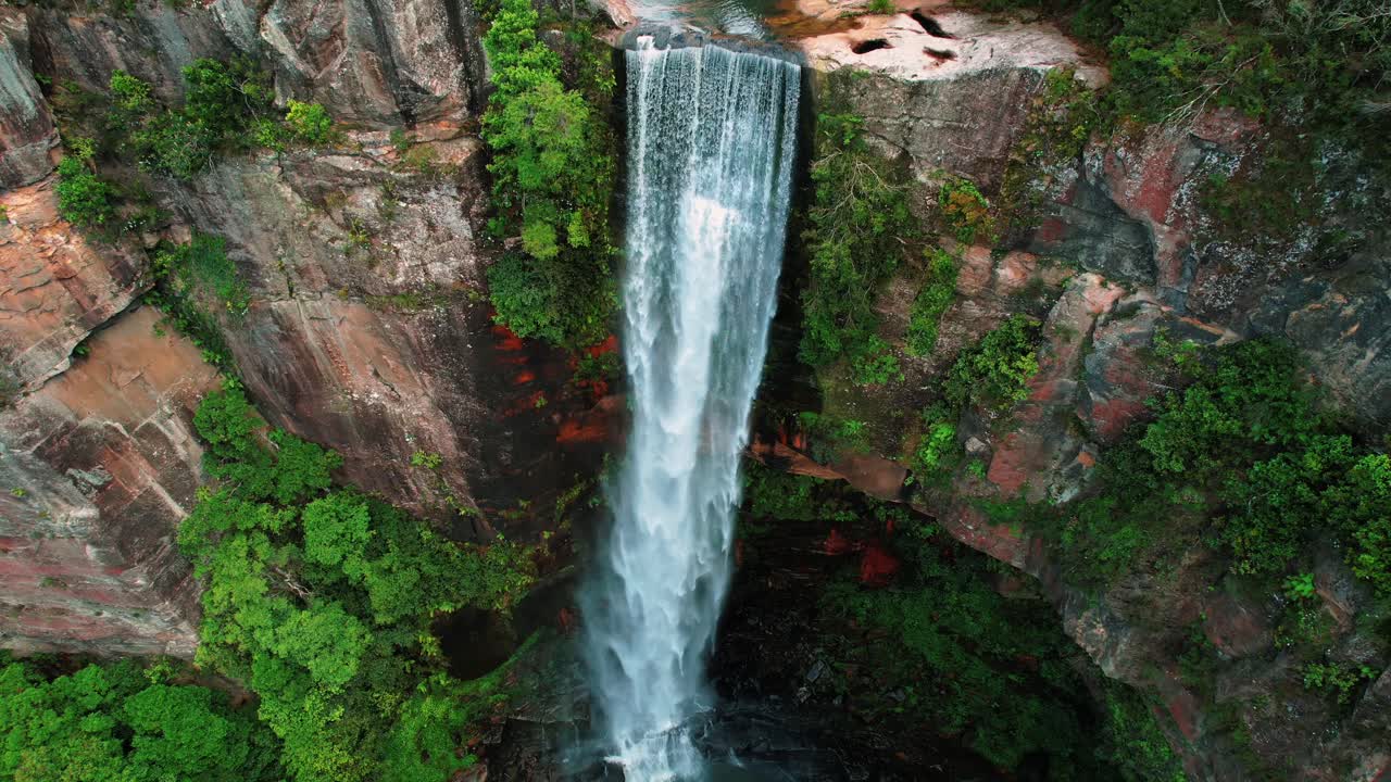 cataratas belmore, australia, drone muestra una enorme cascada