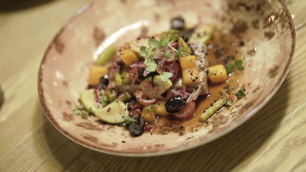 un delicioso plato de pescado con verduras de colores