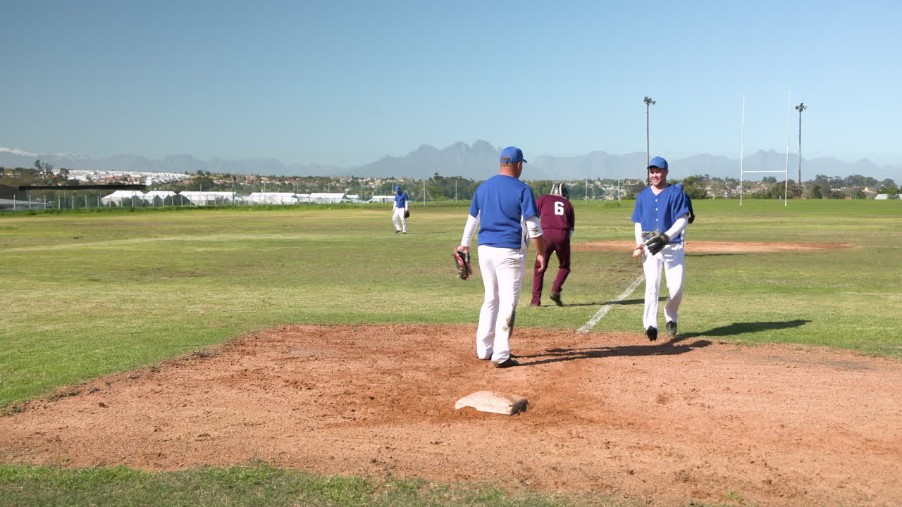 Giocatori di baseball che si stringono la mano sul campo dopo la partita, mostrando sportività.