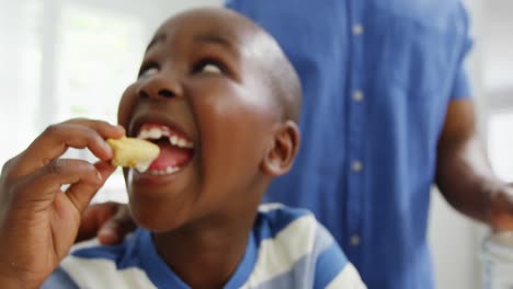 Niño-Comiendo-Galleta-En-Forma-De-Corazón