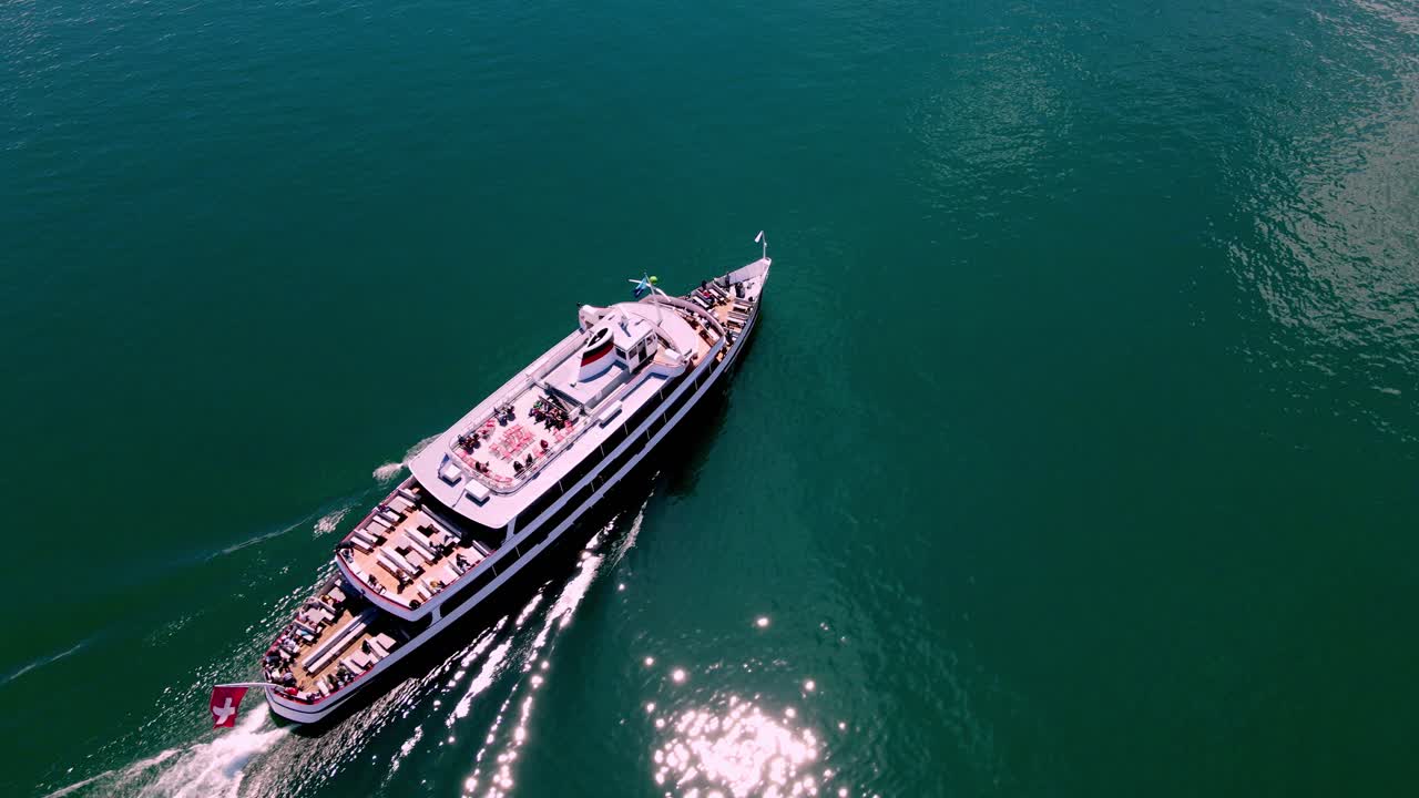 스위스 알프스 에 있는 렌세 호수 의 공중 사진, 인근 의 인터라켄 도시
