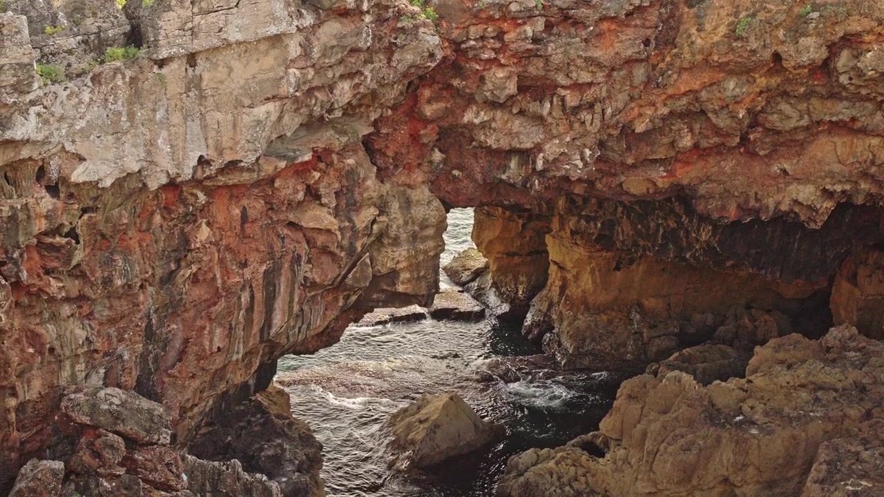 Vista ravvicinata della grotta marina Boca do Inferno a Cascais