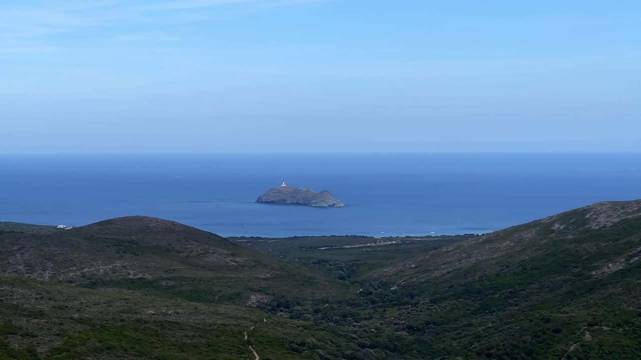 프랑스 북부 코르시카에 있는 로글리아노 (rogliano) 의 케이프 코르세 전망대에서 보이는 지라글리아 섬과 등대