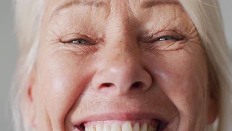 retrato de una mujer caucásica mayor feliz mirando a la cámara y sonriendo